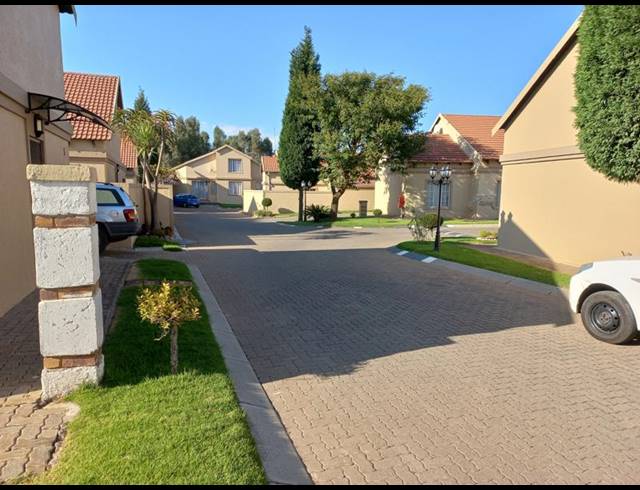 2 BEDROOM TOWNHOUSE FOR SALE IN WYCHWOOD